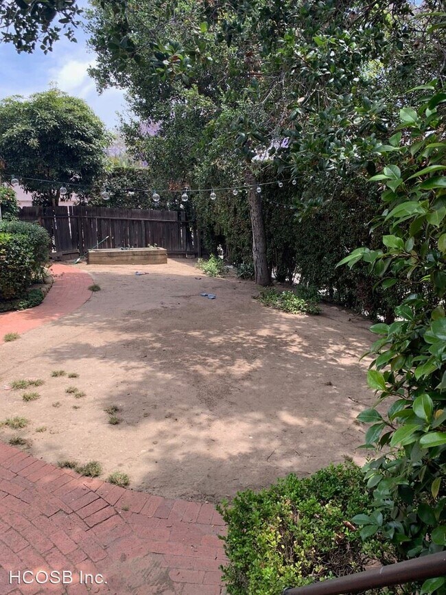 Building Photo - 3 br, 2 bath Apartment - 302 N. Soledad