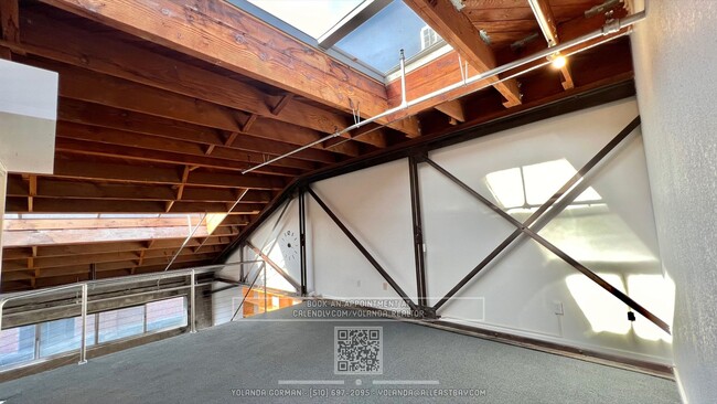 Building Photo - Lovely loft in Emeryville walking distance...