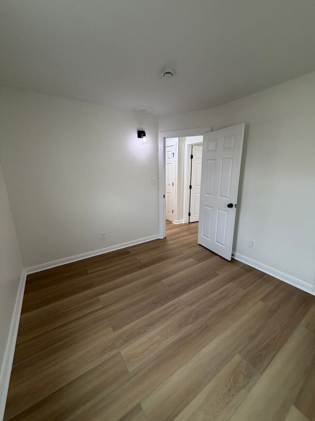 Building Photo - Modern Chic Meets Move-In Ready: Your Renovated 3-Bedroom Haven!