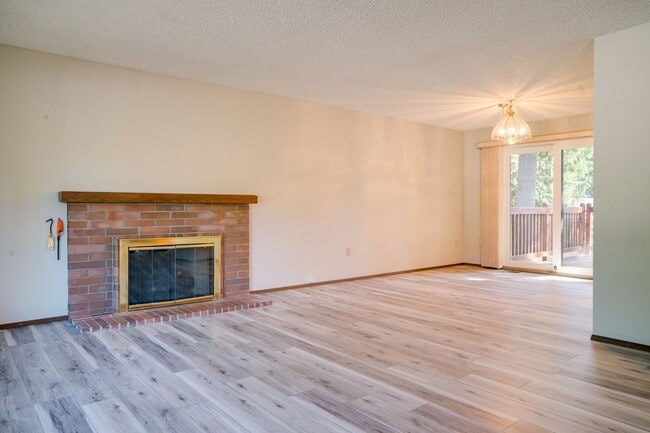 Building Photo - Remodeled Kent East Hill Split level