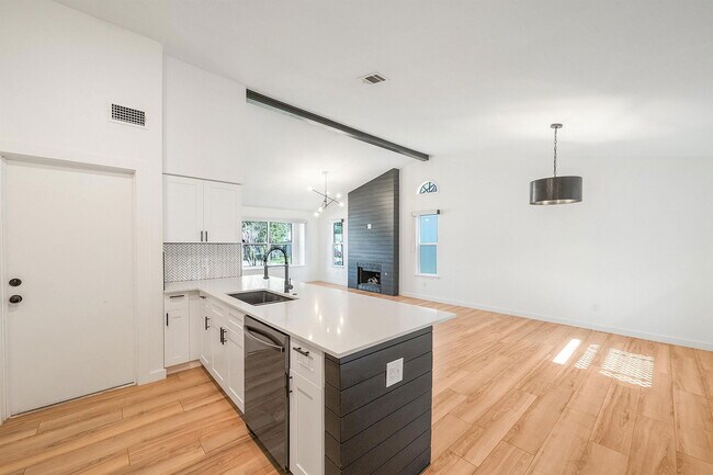 Building Photo - 4707 Alta Loma Dr