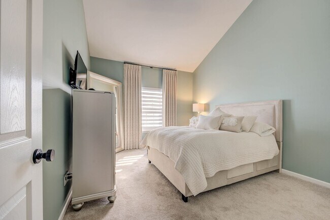 Building Photo - Tastefully updated 2-bedroom, 2-bath condo