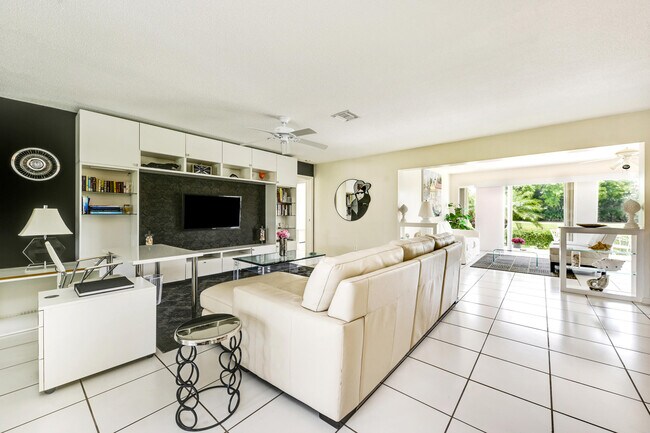 Building Photo - 450 French Royale Cir