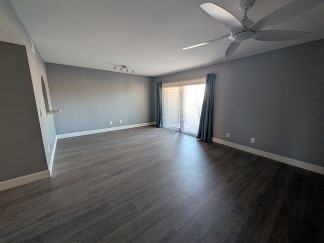 Building Photo - Los Prados Townhome with in unit laundry