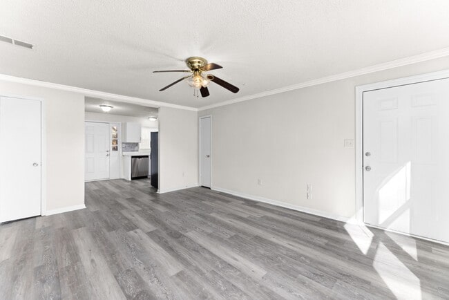 Building Photo - 121 Mark Twain Cir