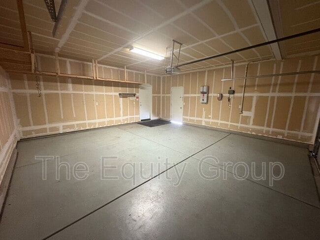 Building Photo - 914 Legend Dr