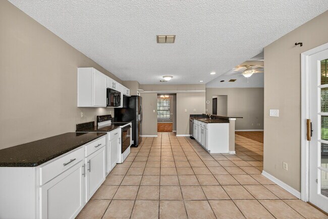 Building Photo - Spacious 3BR Home with Fireplace, Garage & Private Yard