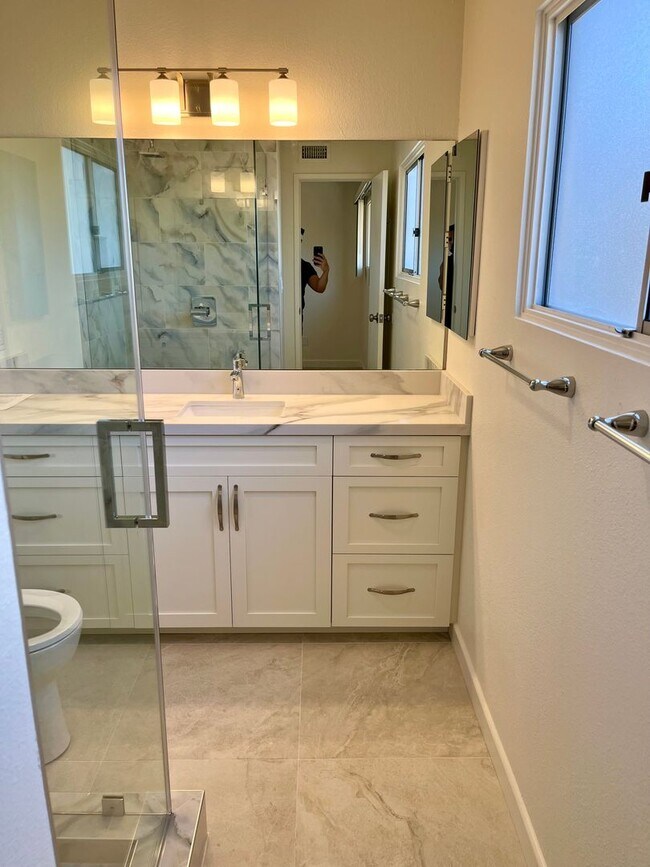 Building Photo - 4 Bedroom 2.5 Bathroom Home, Newly renovat...