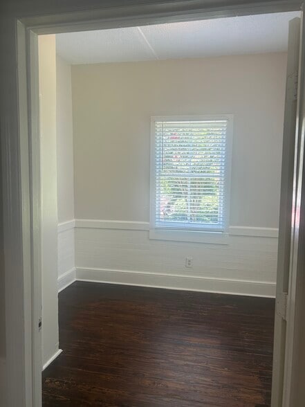 Building Photo - 520 E Hall Ln