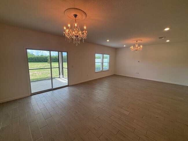 Building Photo - BONUS - Pay only half month's rent for 1st...