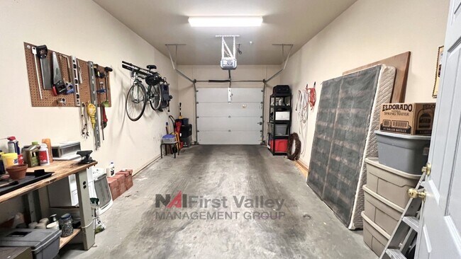 Building Photo - 2 Bedrooms, 2 Baths and a Single Car Garage