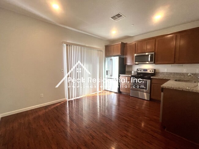 Building Photo - Newer 3bd/2.5 ba Home with 1 Car Garage in Gated Community