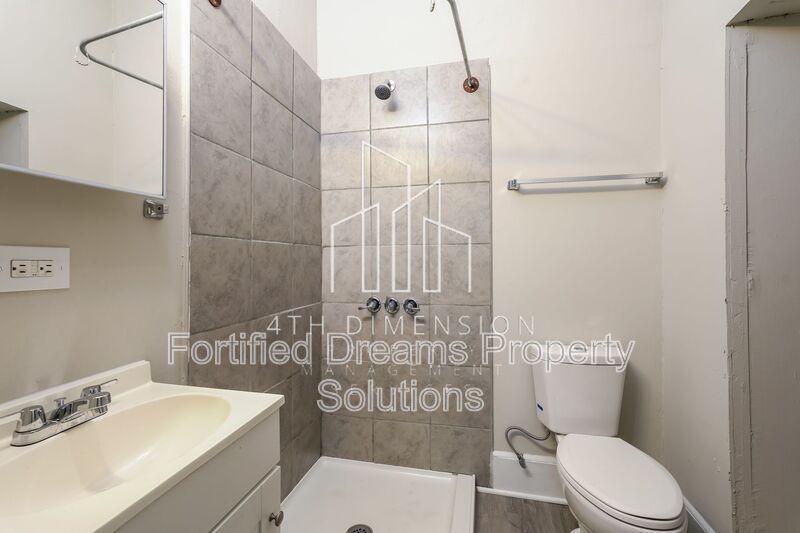 Building Photo - 921 23rd St NE