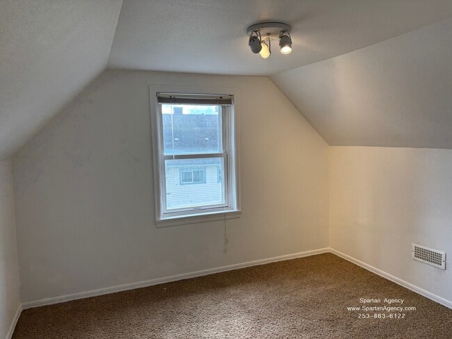 Building Photo - 1405 4th Ave NW