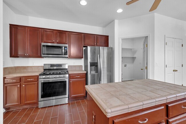 Building Photo - Inviting 3-Bed, 2-Bath Home in Gated Commu...