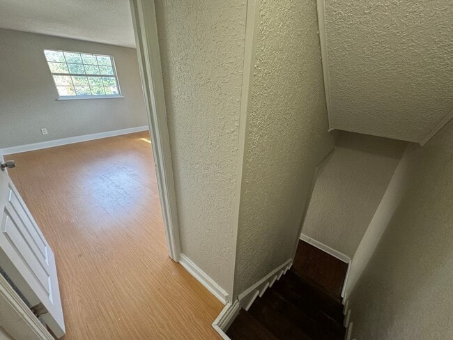 Building Photo - Fenced in four bedroom house near beautiful Gulfport