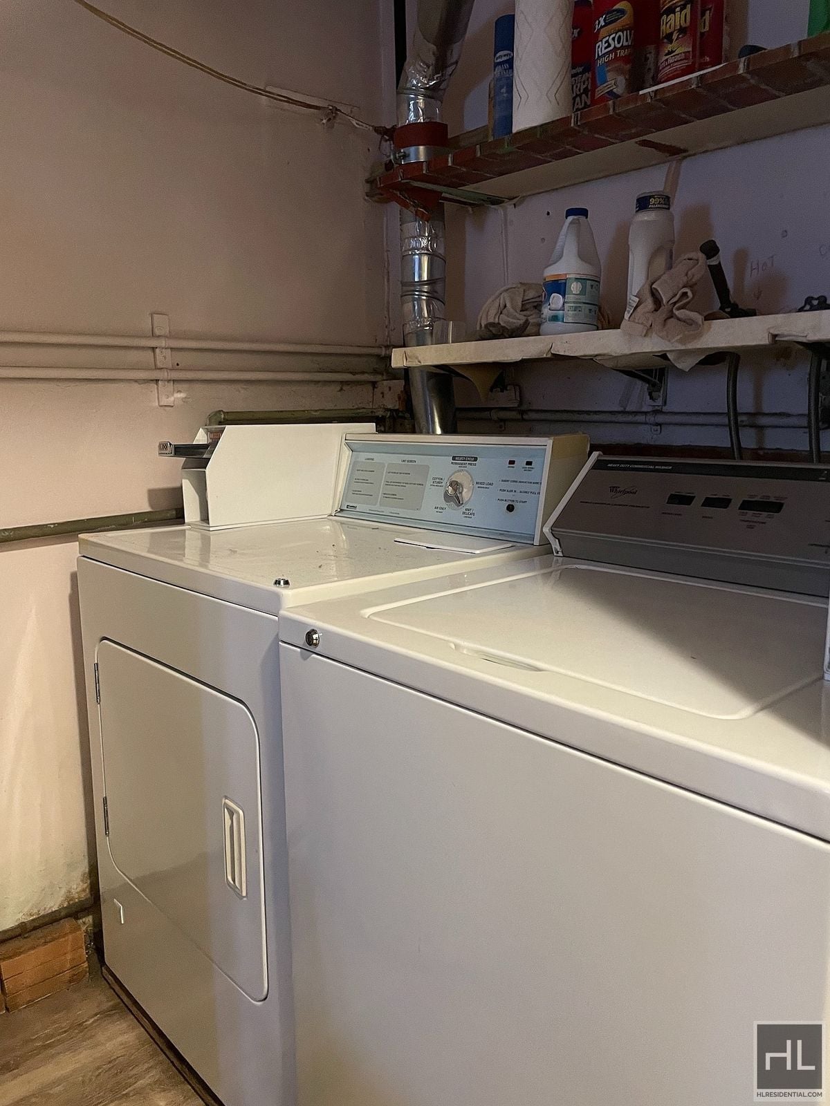 Building Photo - Large 1 bedroom with private patio