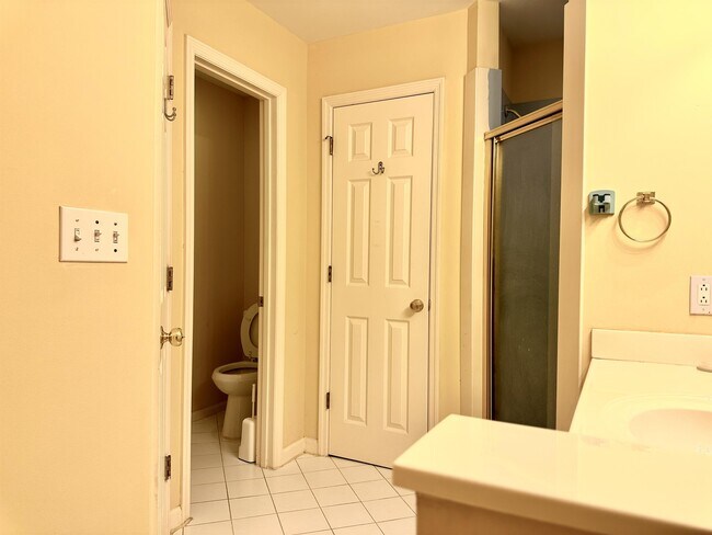 Building Photo - 109 Twin Oaks Ct