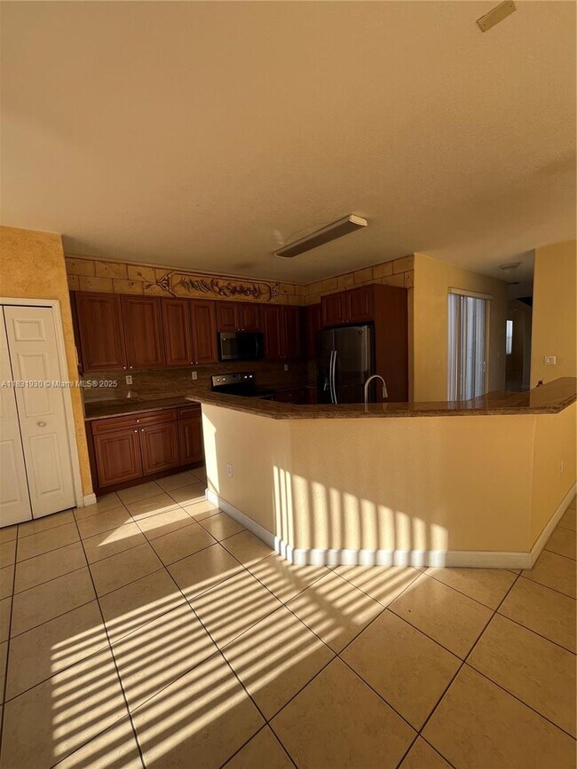 Building Photo - 9140 SW 153rd Ave