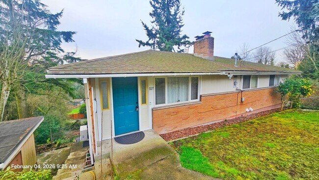 Building Photo - Charming 3 Bed 2.25 Bath Home in Skyway with a great view of Mt Rainier