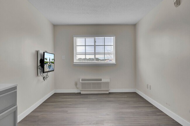 Building Photo - FIRST MONTH FREE- 1BD/1BA Apt- Recently Re...