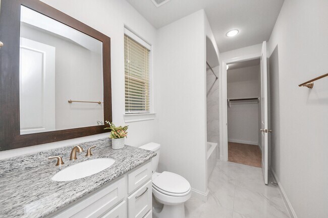Building Photo - 8926 Lakeshore Bend Dr