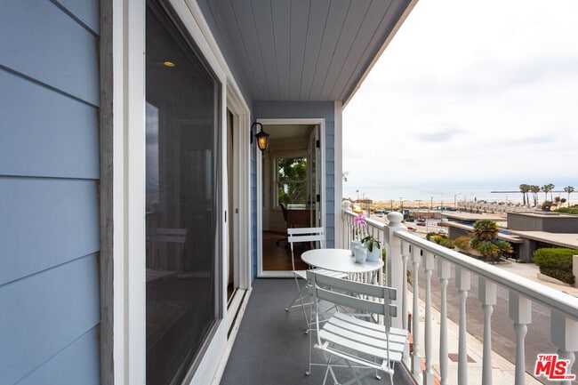 Building Photo - 218 Montreal St