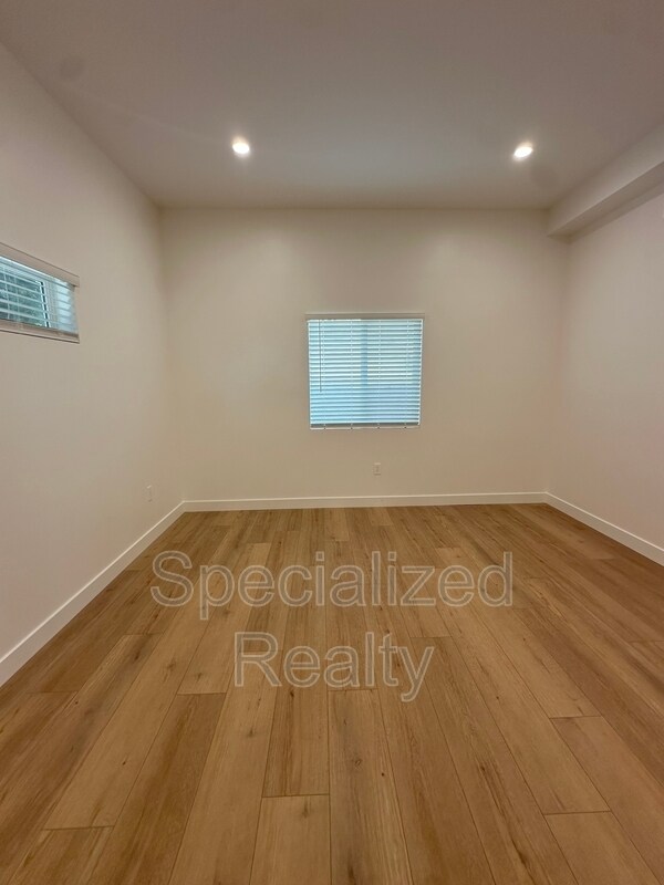 Building Photo - 1135 Scofield Dr