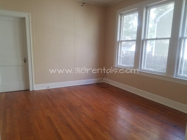 Building Photo - Great Highland home available!