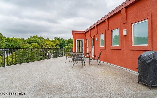 Building Photo - 2411 Brownsboro Rd