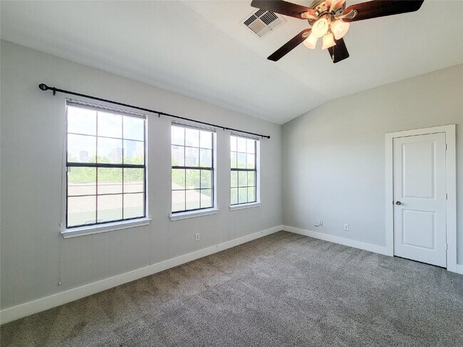 Building Photo - 3 Bed Townhome in 77003 Near Minute Maid Park + First-Floor Living