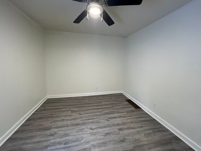 Building Photo - Recently Renovated 2-Bedroom Home with 2-C...