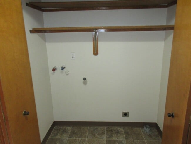 Building Photo - 1/2 off 1st month 2 Bed w/ garage