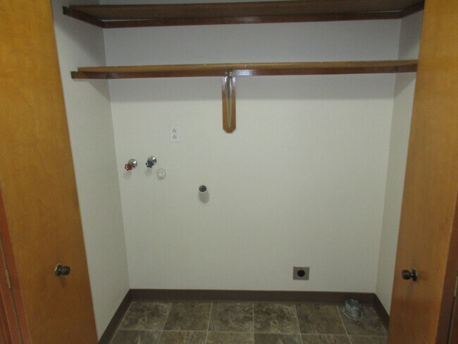 Building Photo - Large 2 bedroom w/ Garage