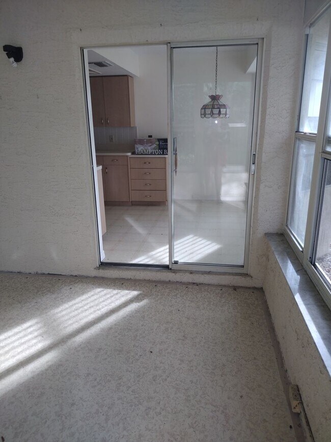 Building Photo - 2 bedroom 2 bathroom Large House for rent ...