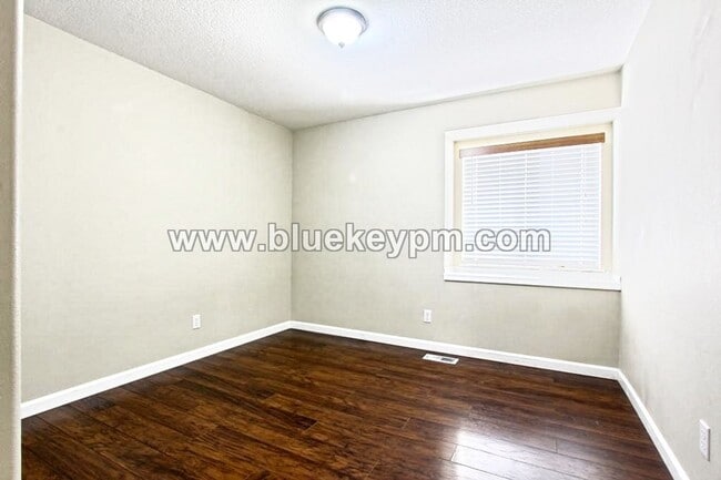Building Photo - 4 Bed, 2 Bath Home in Well Established Nei...
