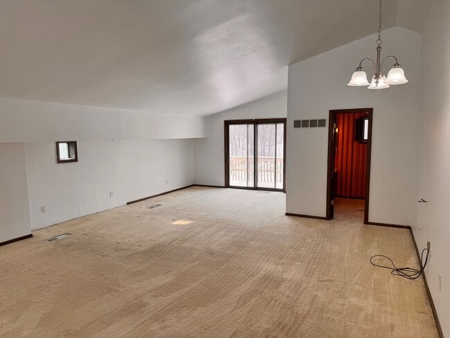 Building Photo - Nice large country setting close to town