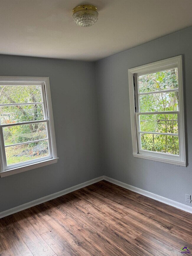 Building Photo - 202 Ruzelle St