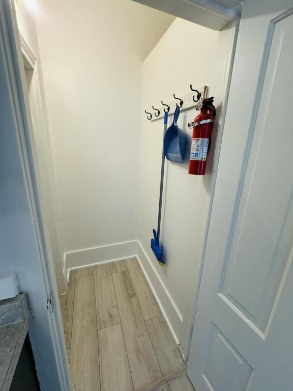 Building Photo - 821 1/2 N Ewing St