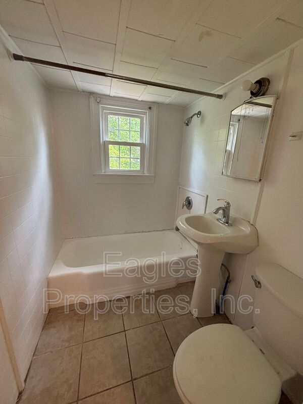 Building Photo - 1307 E Ash St