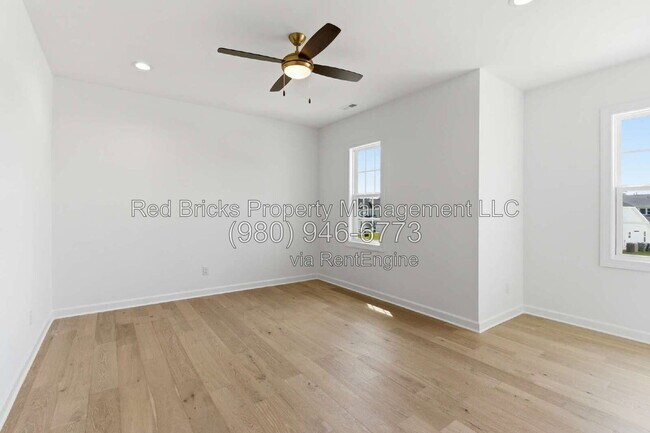 Building Photo - 4016 Dahlia Dr