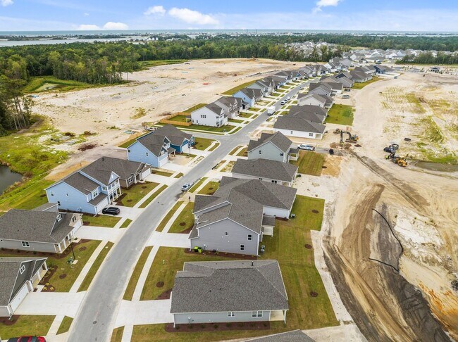 Building Photo - 3 Bedroom Home in WATERSIDE!