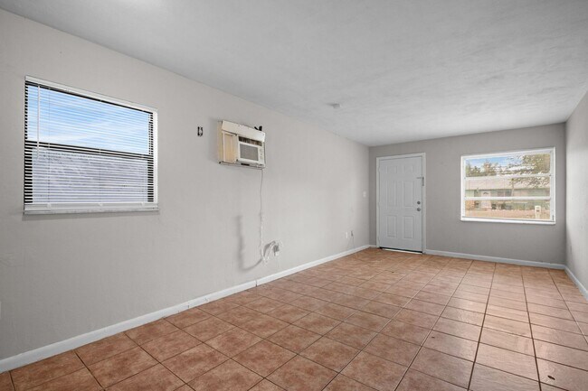 Building Photo - 1604-1608 Oak Dr