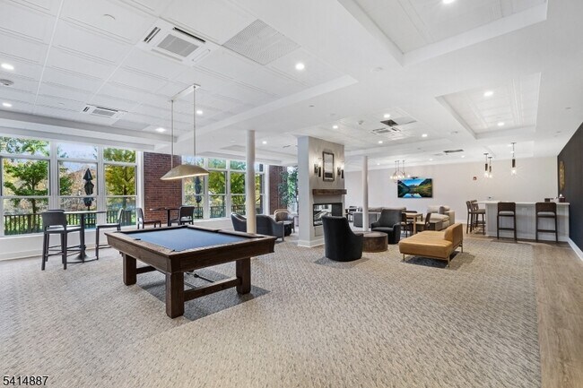 Building Photo - 300 Main St