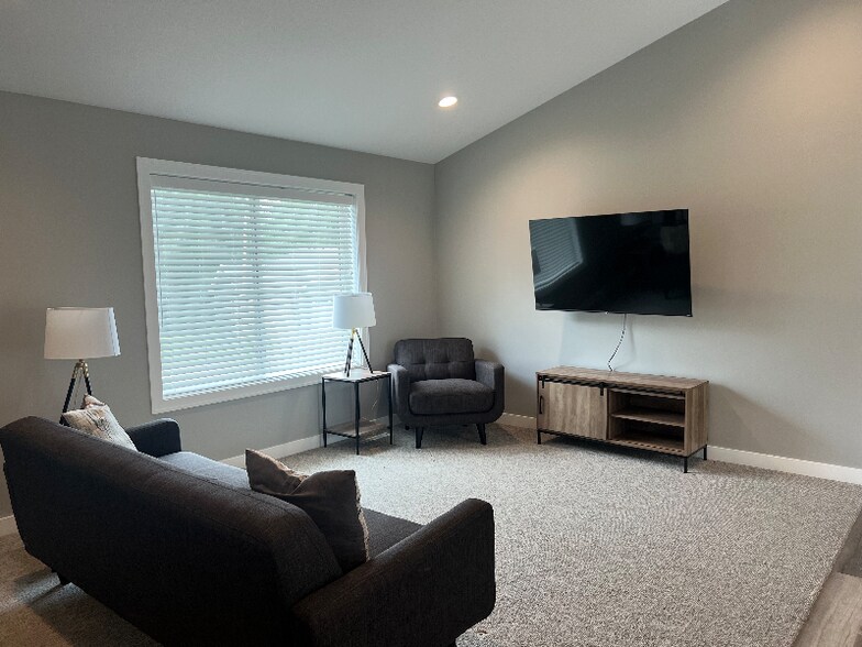 Building Photo - 844 Delrose Ln