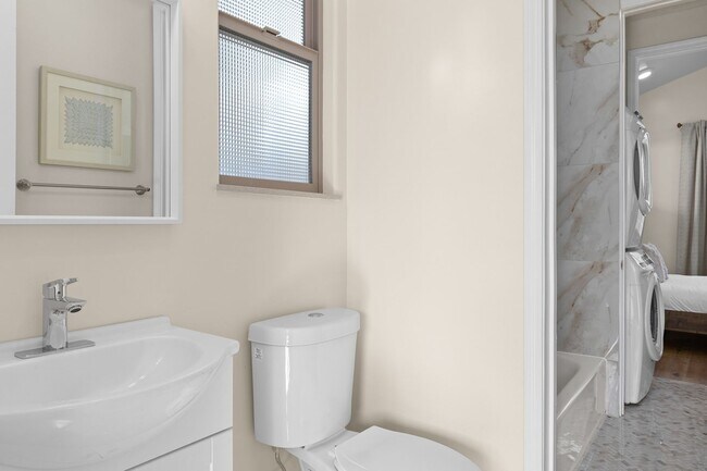 Building Photo - Charming 1 bed/1 bath Detached Guest House...