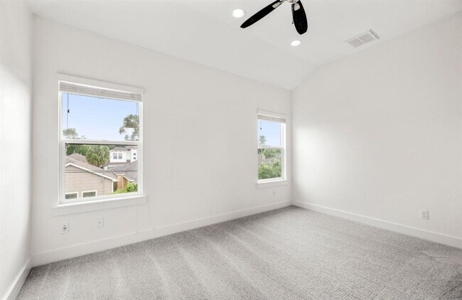 Building Photo - 406 Yale Oaks Ln
