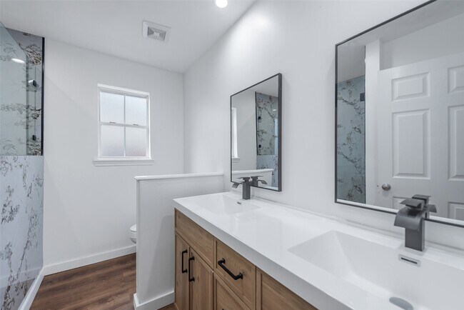 Building Photo - 11703 N Perry Ave