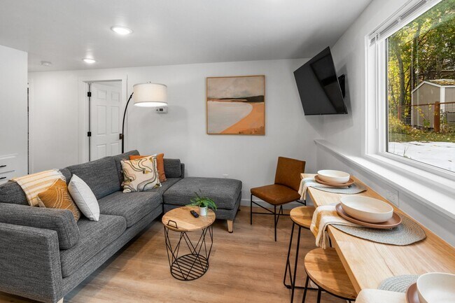 Building Photo - Stylish & Turnkey Furnished 2-BR Daylight Basement Apartment – Utilities + Wi-Fi Included