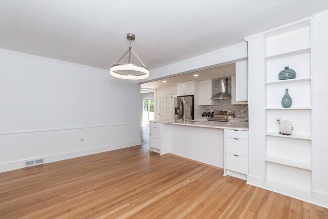 Building Photo - Sheek Updated Home With Pool!